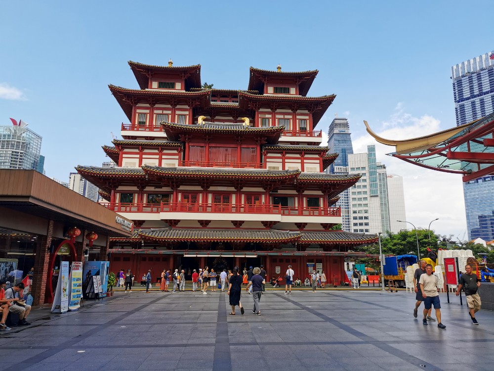 Der Buddha Tooth Relic Temple, jetzt auch mit blauem Himmel
