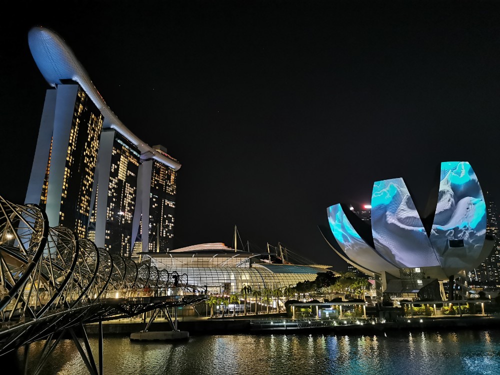 Das Marina Bay Sands Hotel (links) sieht auch völlig verrückt aus