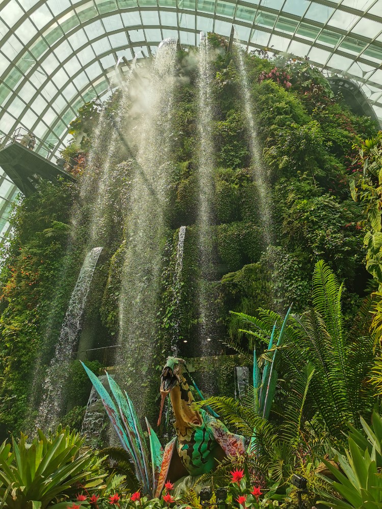 Ein riesiger Indoor-Wasserfall