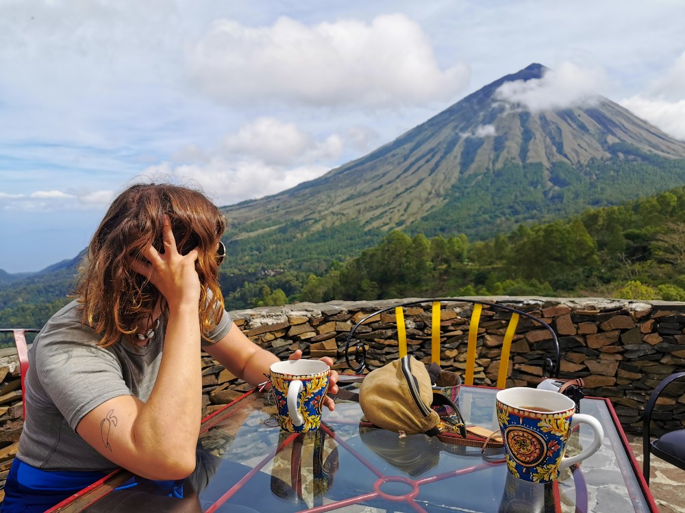 Ingwertee mit Bergblick