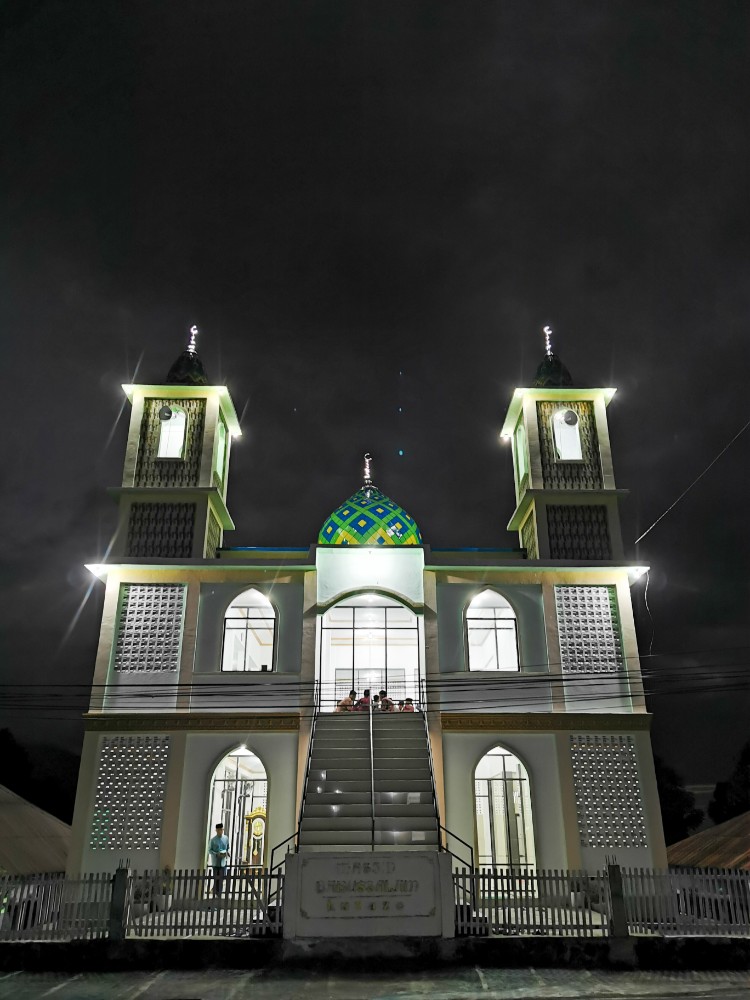 Eine der vielen Moscheen in Ende