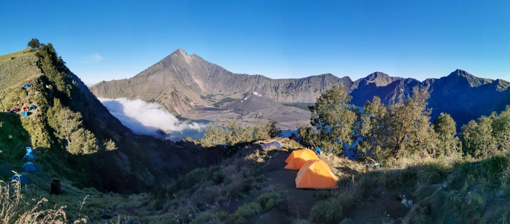 Campen mit Blick auf Rinjani und den See