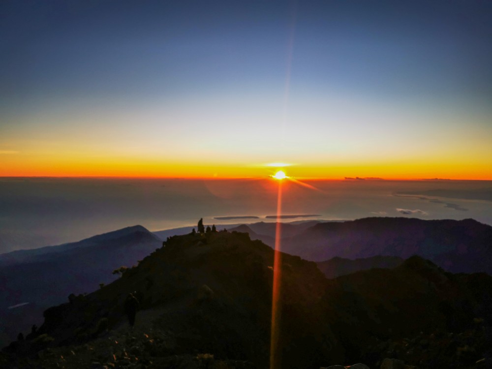 Der Sonnenaufgang über dem Meer