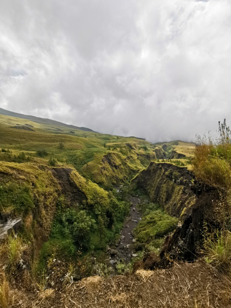 Der Ausblick entlang des Weges ist traumhaft