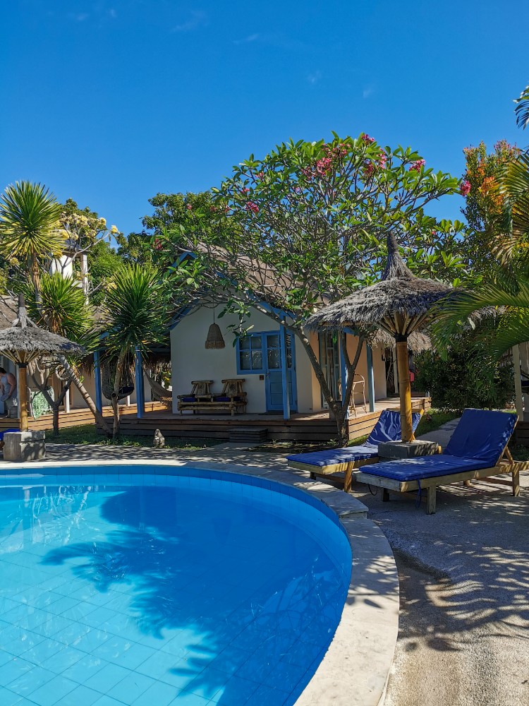 Der schicke Pool mit unserem Bungalow