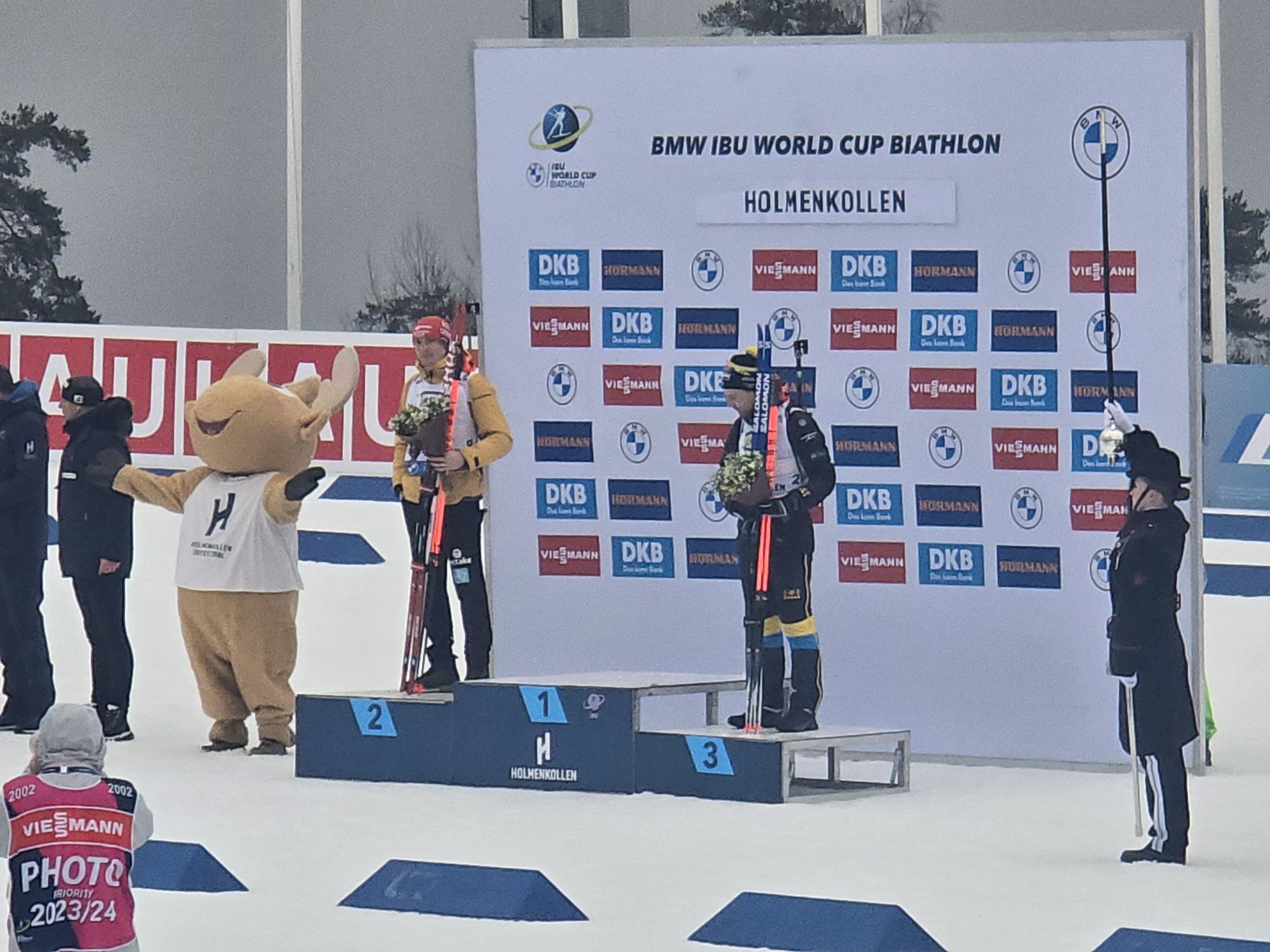 Wir freuen uns noch mehr als das Maskottchen!