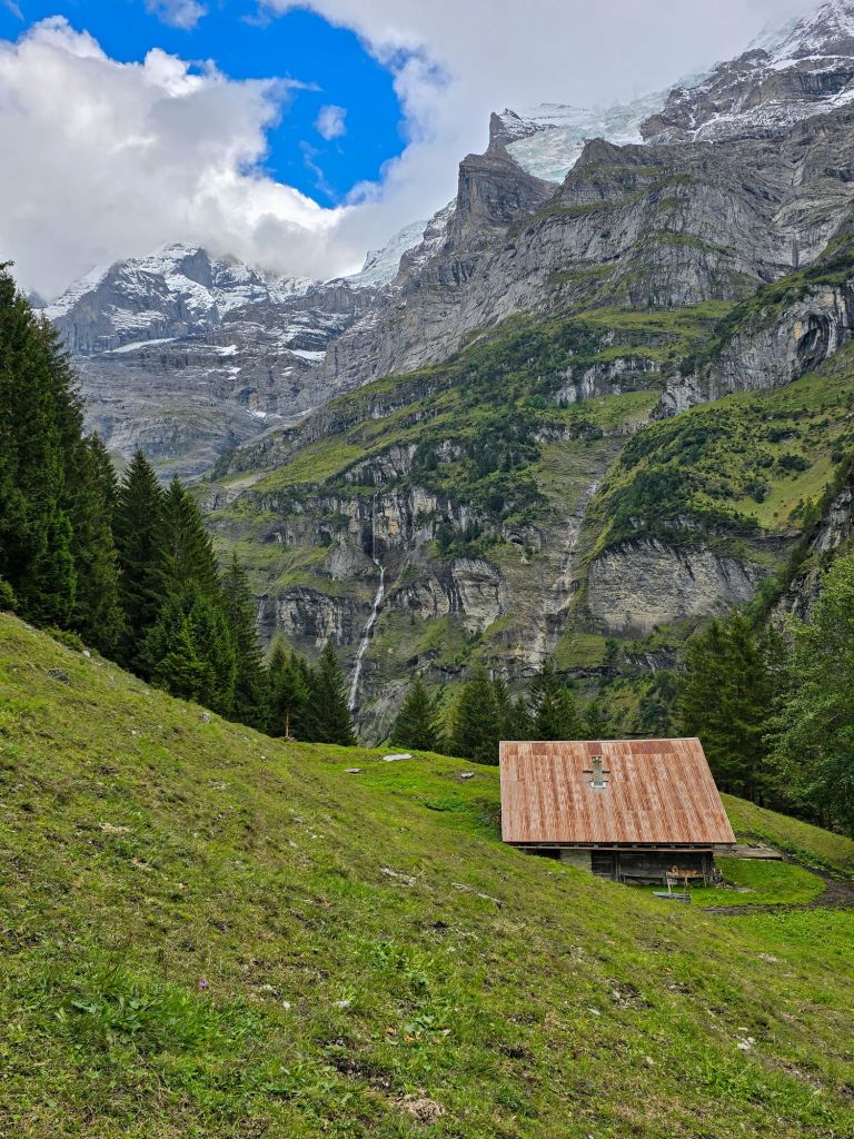 Mit Blick auf Wasserfall und Gletscher