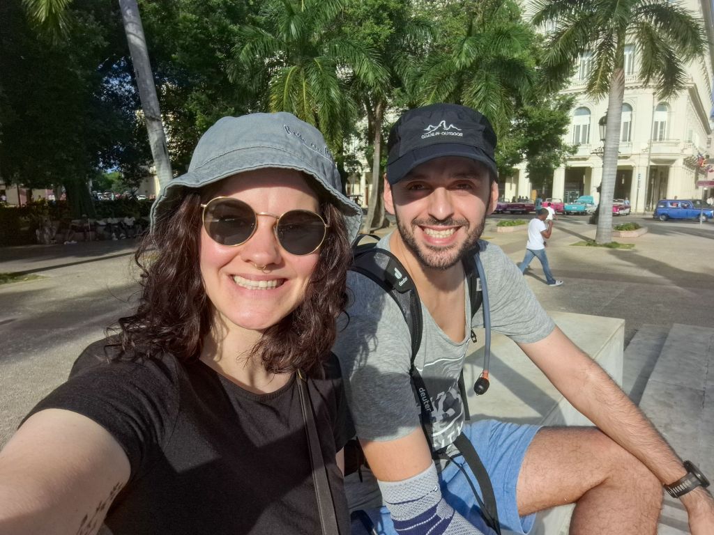 Warten auf unsere Free Walking Tour in der Sonne 🤩