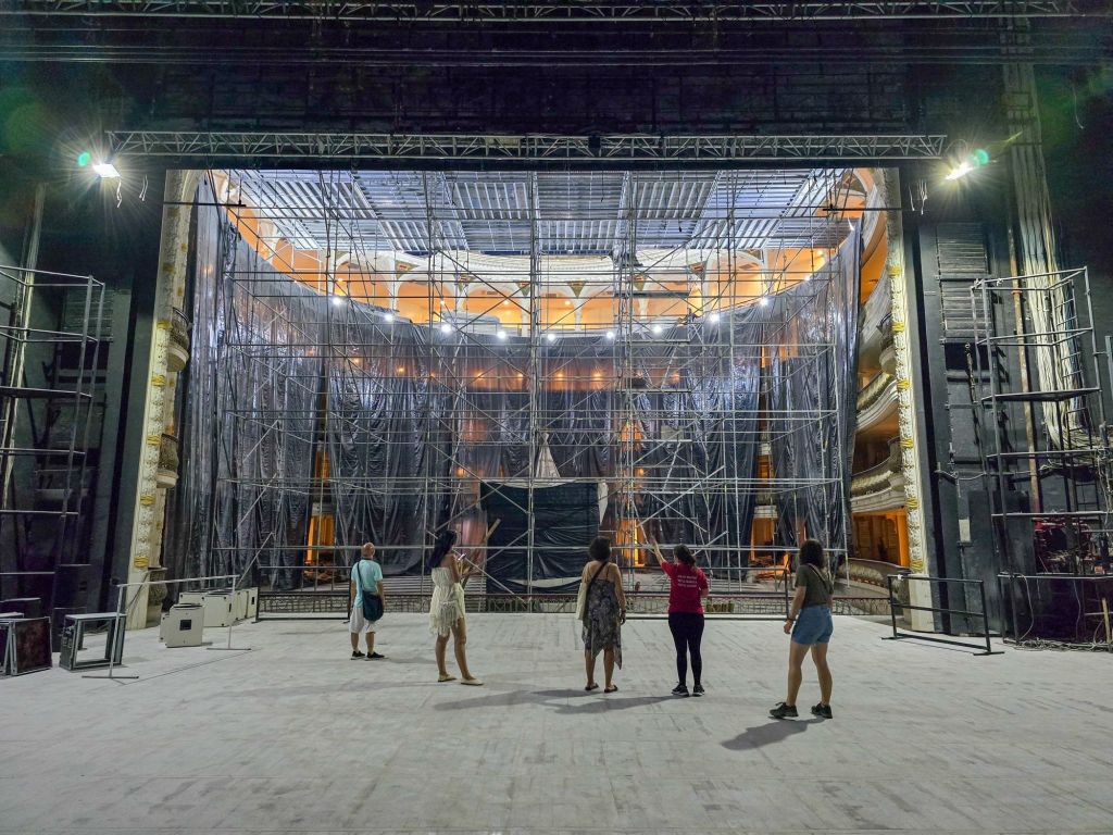 Der Saal wird leider renoviert, aber die Bühne ist trotzdem beeindruckend