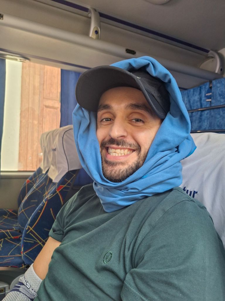 Marcus schützt sich im Bus vor der Klimaanlage 😃