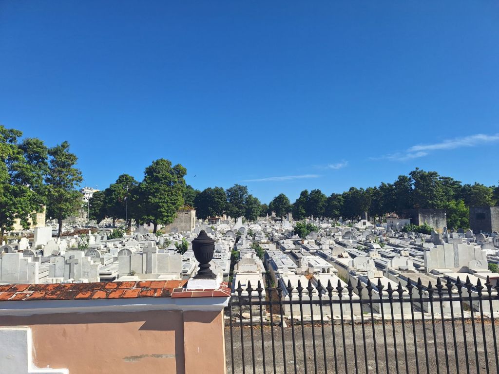 Am riesigen Friedhof fahren wir auch vorbei