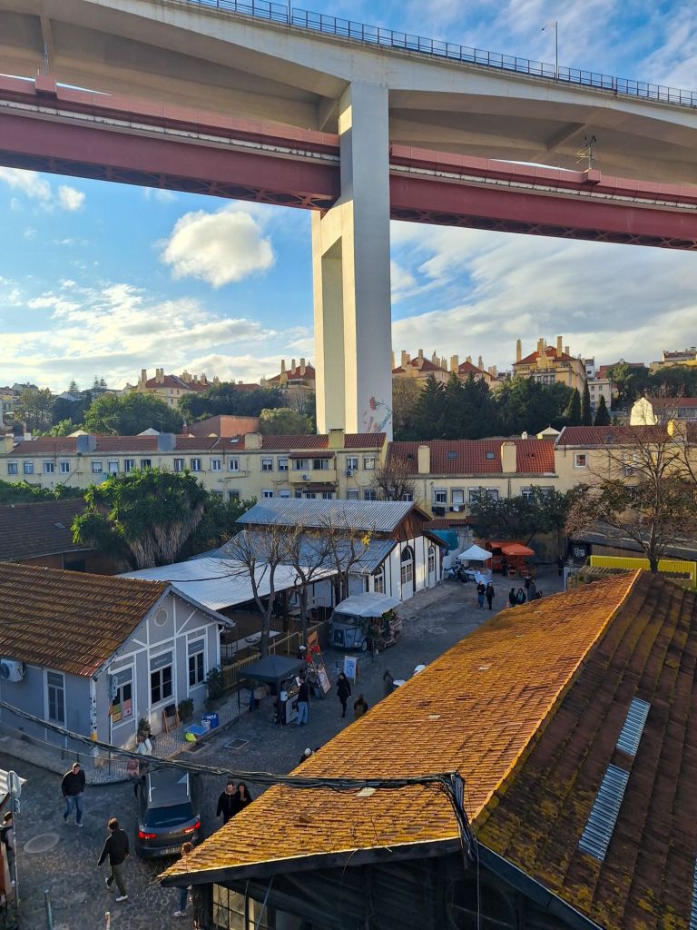 Über uns die riesige Brücke