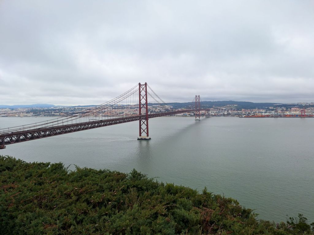 Die 2km lange Brücke über den Tejo