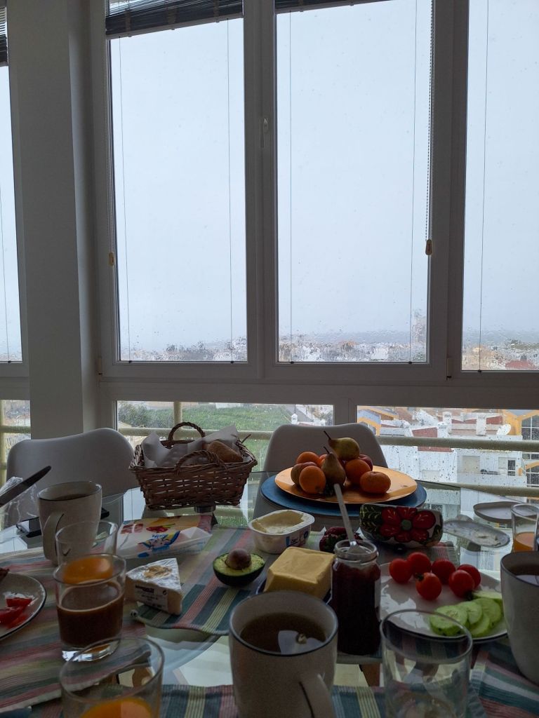 Frühstück mit (gerade nassem) Ausblick
