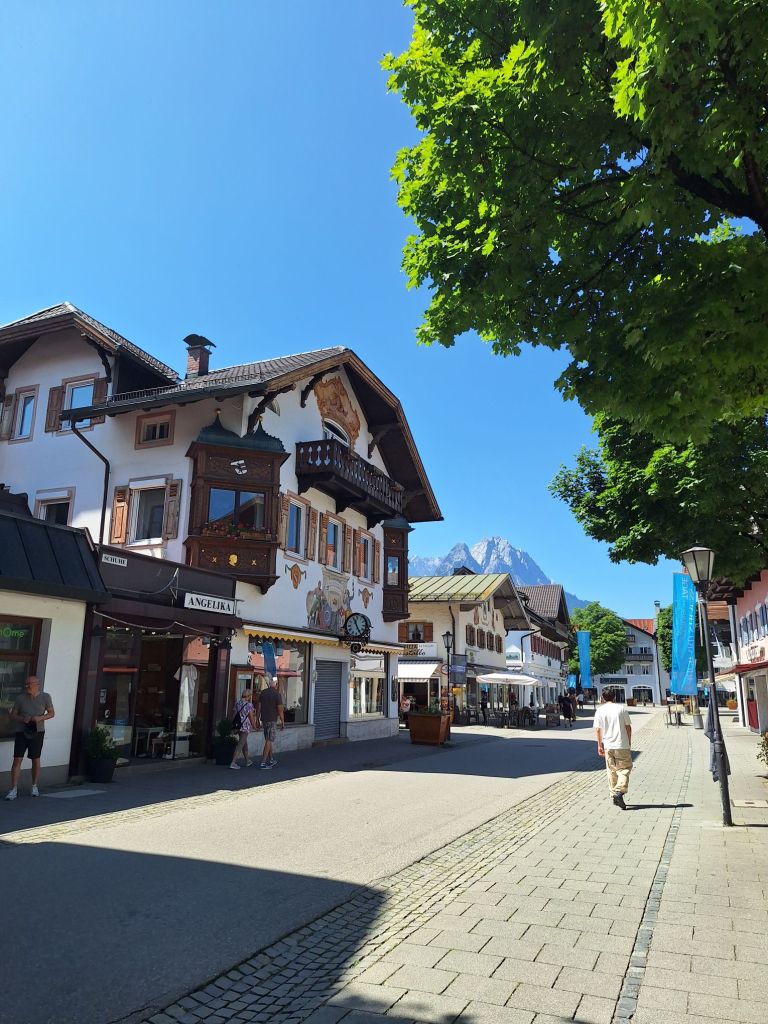 An schönen Häusern gehts vorbei