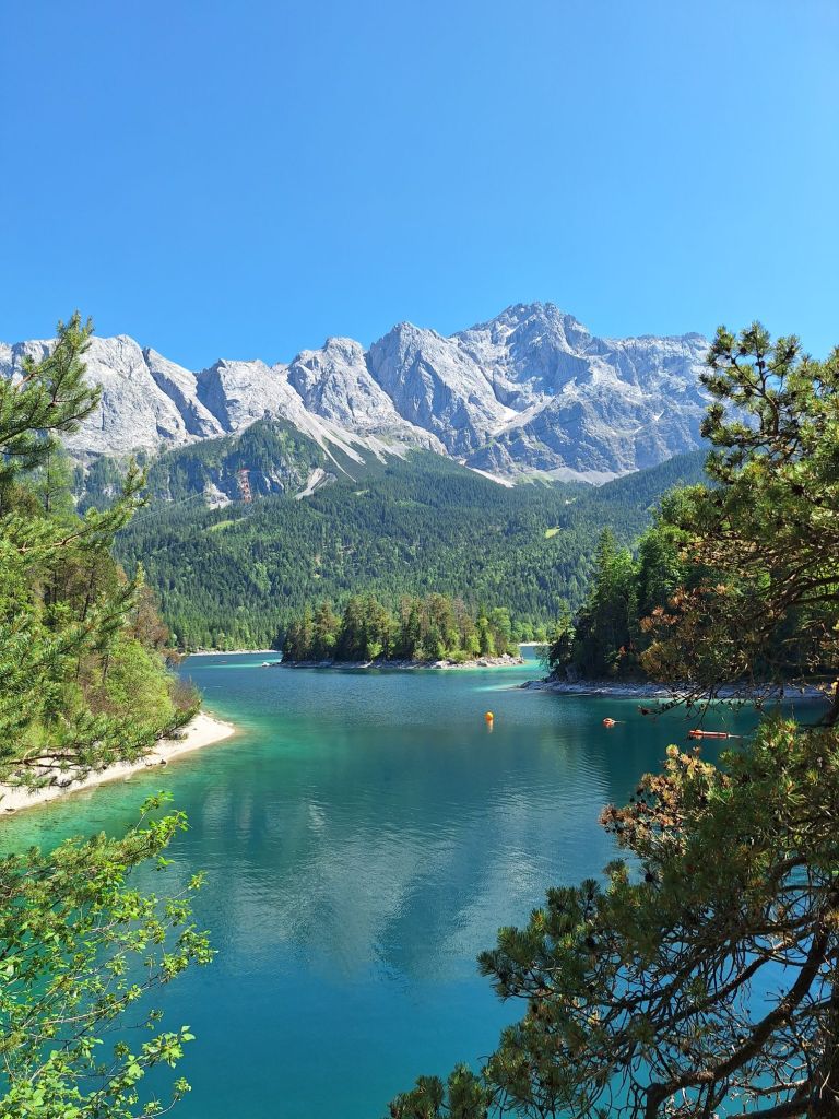 Das Wettersteingebirge mit Zugspitze im Hintergrund
