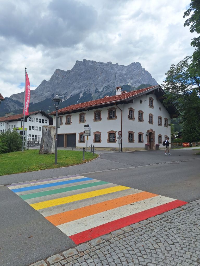 Ehrwald zeigt sich auch mit bester Aussicht auf die Zugspitze