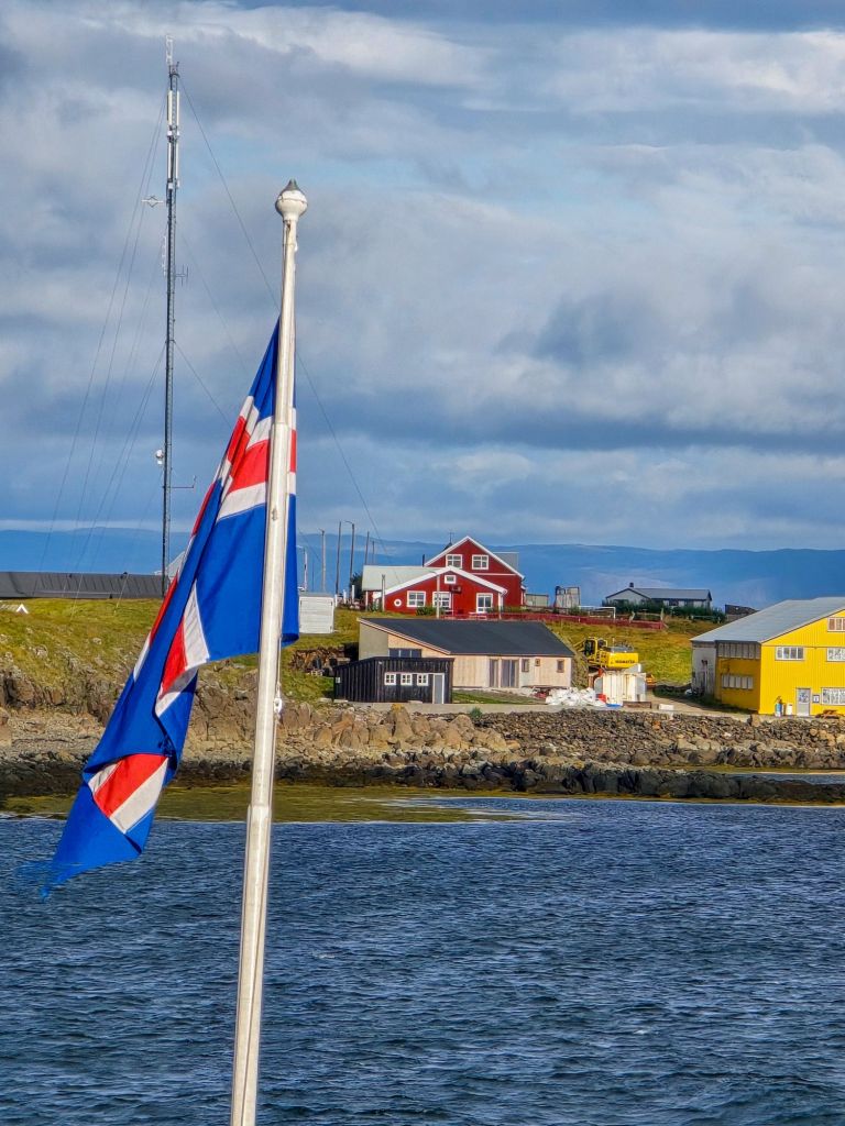 Kurzer Blick zurück auf die Insel Flatey