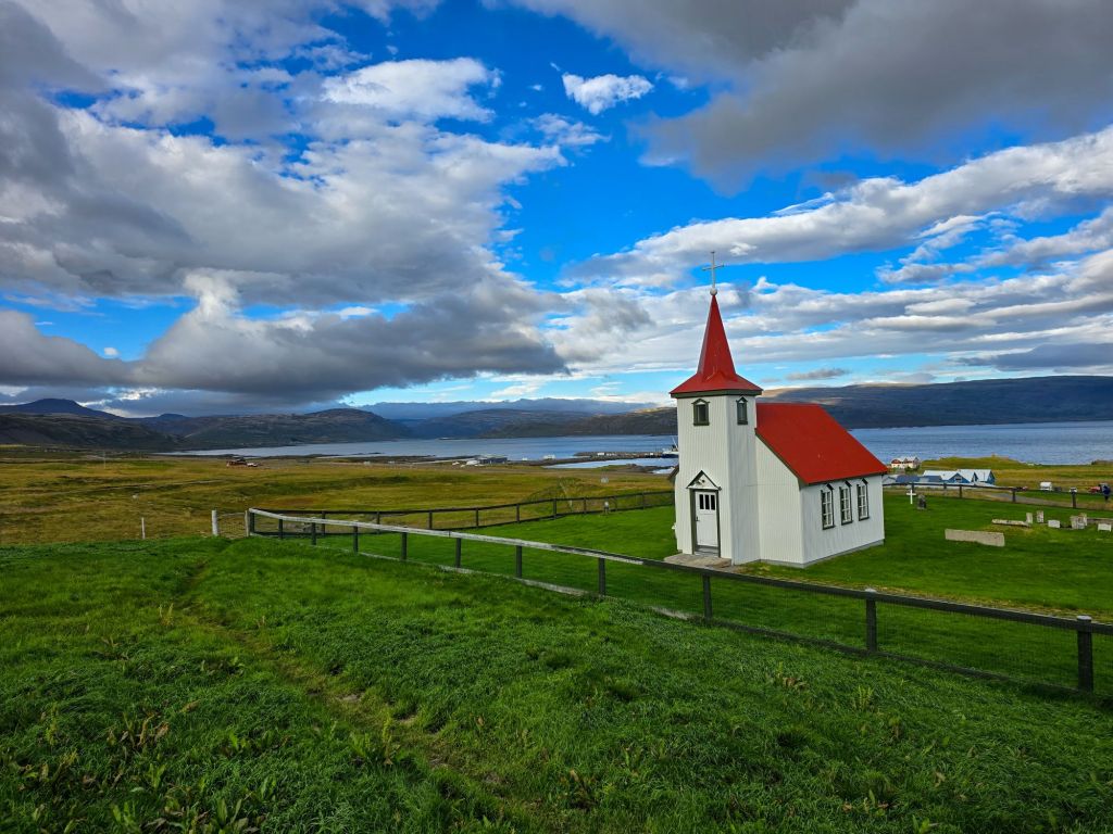 Die schöne kleine Kirche auf dem Weg