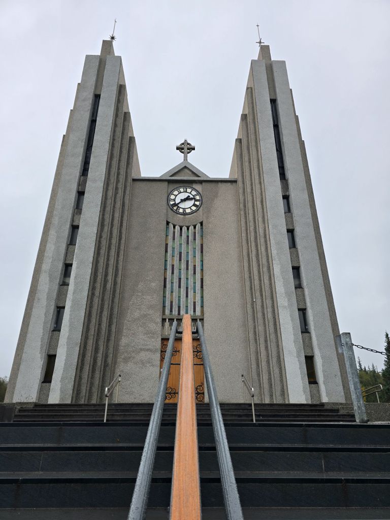 Auf dem Berg trohnt die Kirche