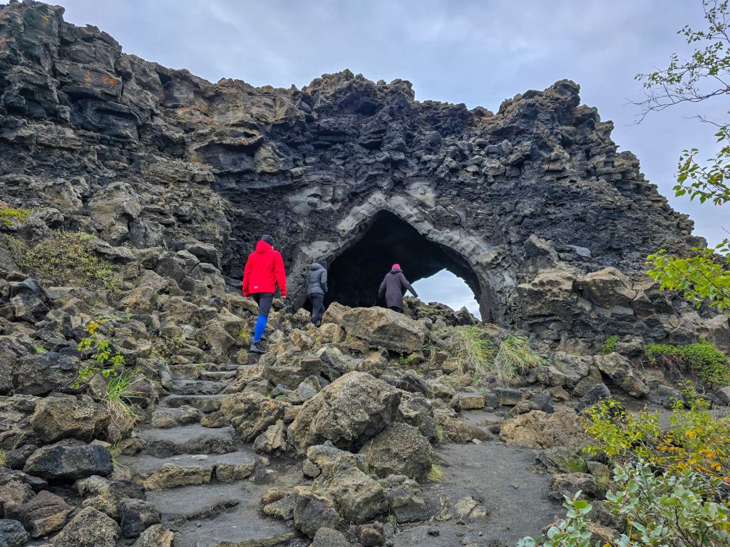 Die Lavahöhle Kirkja