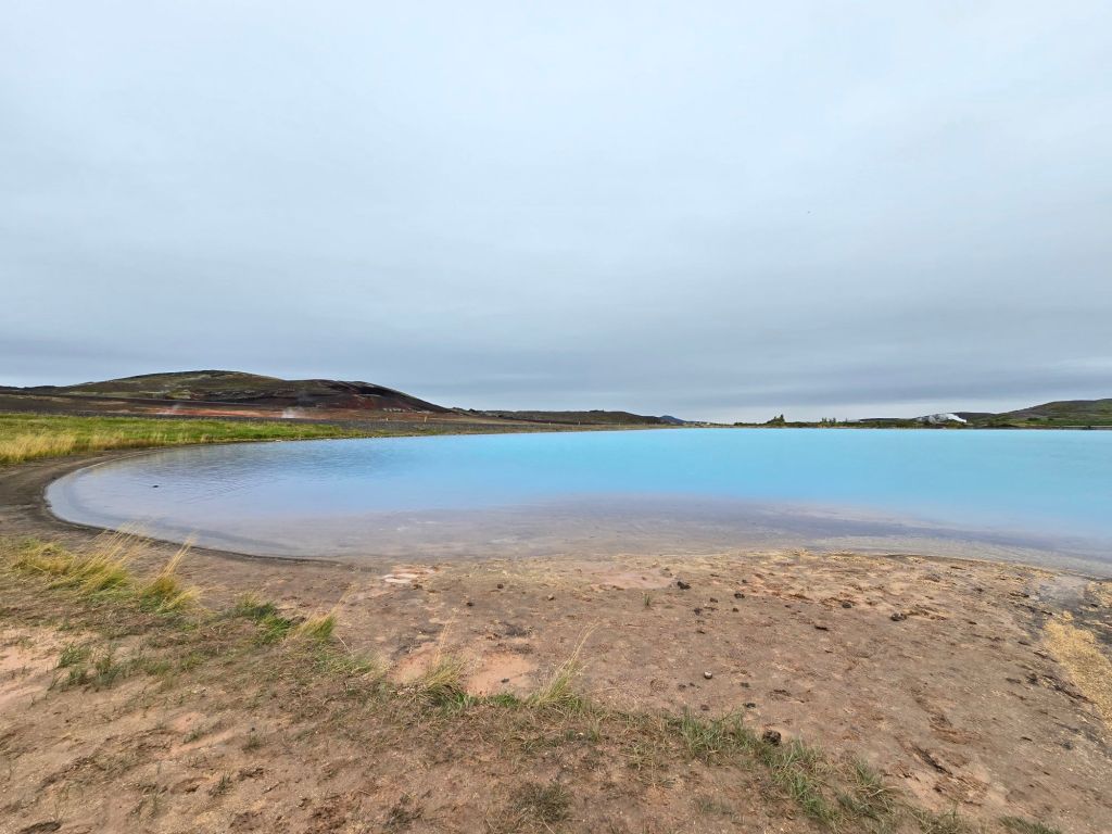 Ein verrückt blauer See entlang der Straße
