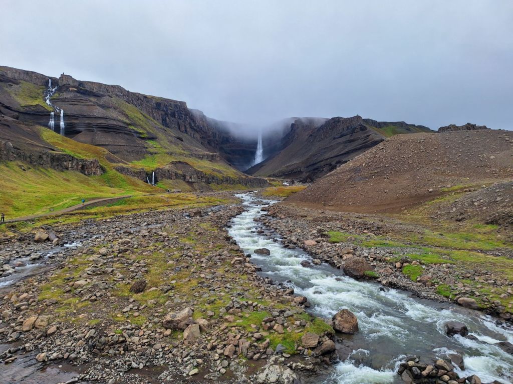 In der Ferne sieht man den Hengifoss