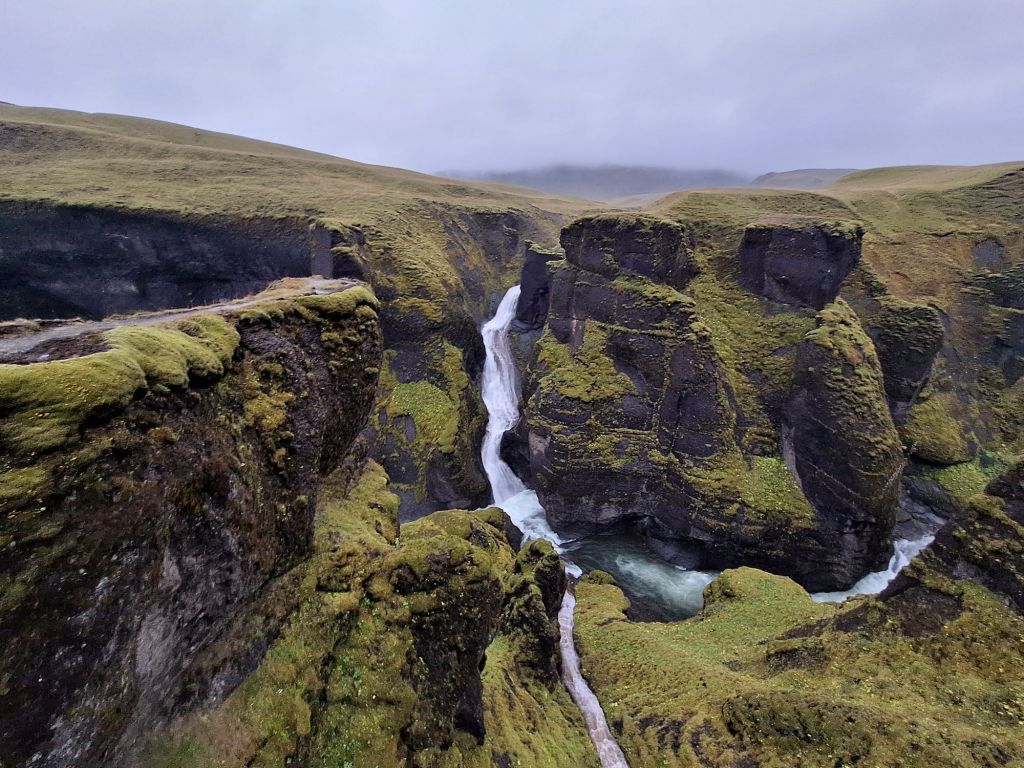Natürlich auch mit Wasserfall