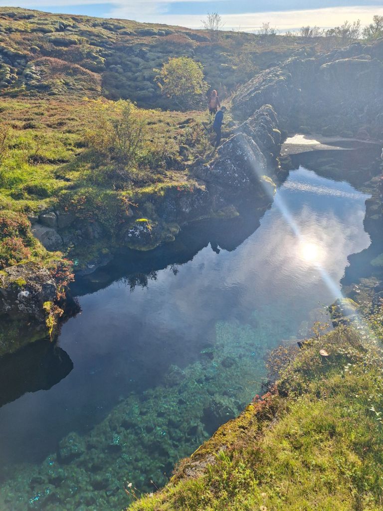 Die beiden am klettern, am klaren Wasser