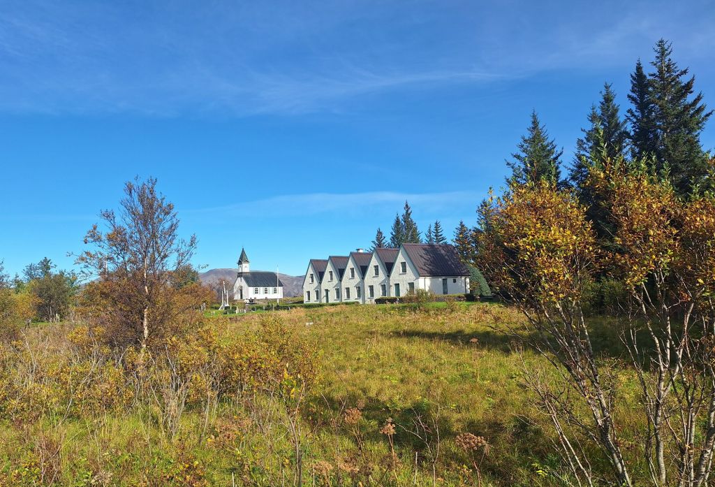 Die kleine Kirche und die Sommerresidenz des Premierministers