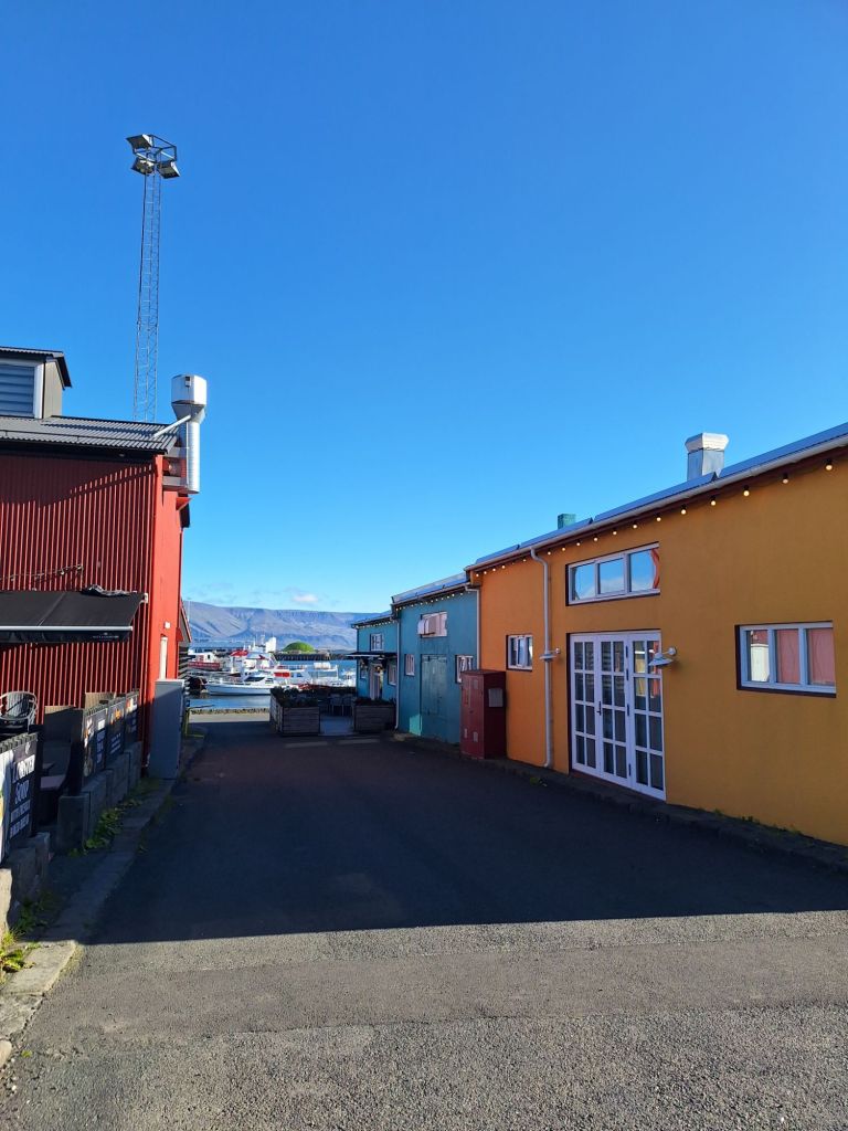 Zwischen den Häusern hat man immer wieder einen tollen Ausblick aufs Meer