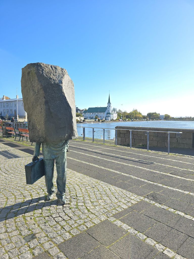 Eine coole Statue gegenüber vom Rathaus