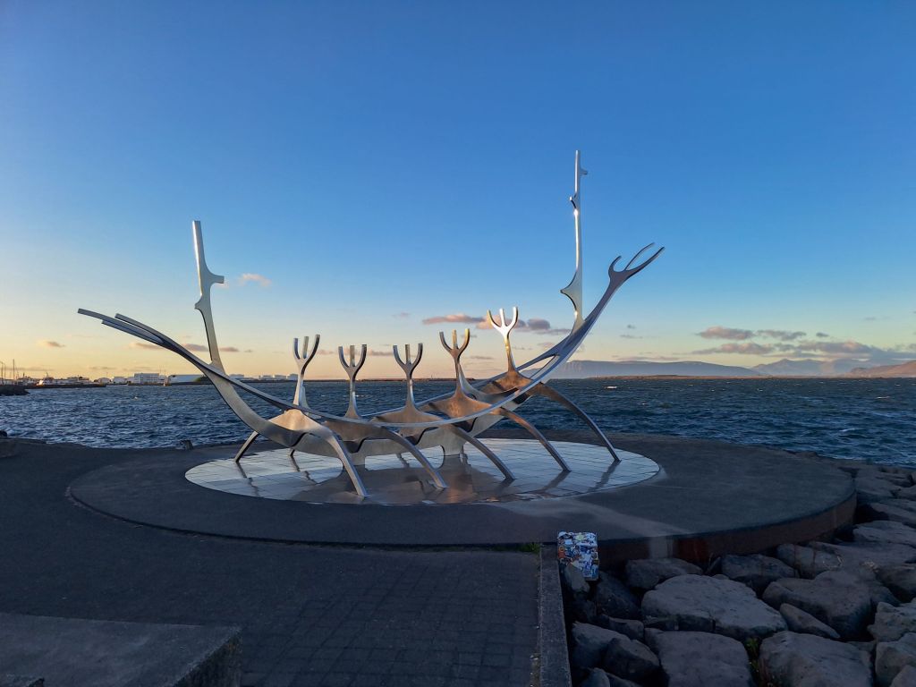 Das repräsentiert wohl die Ankunft der Norweger in Island