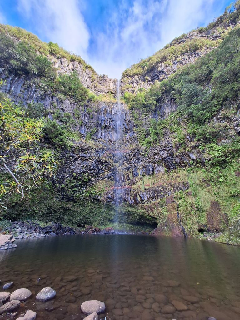 Die schöne Viento Lagune mit Wasserfall