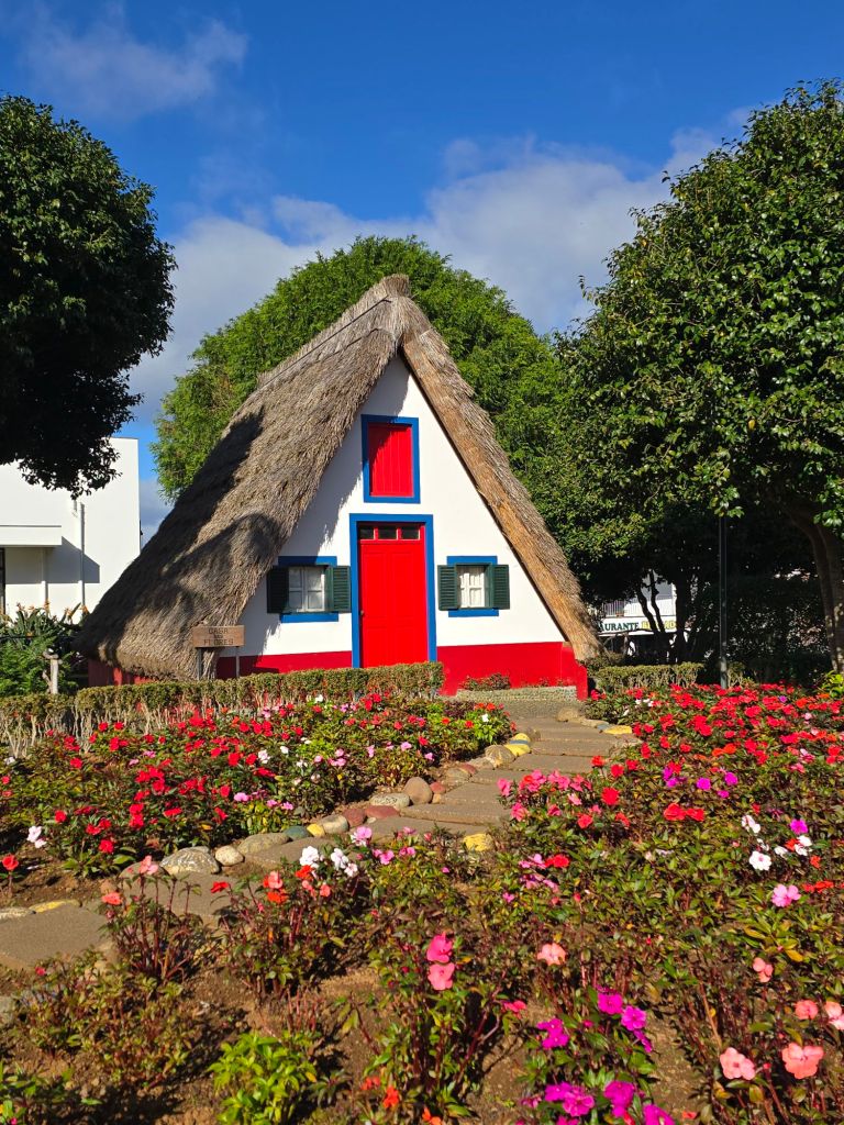 Die traditionellen Häuser in Santana