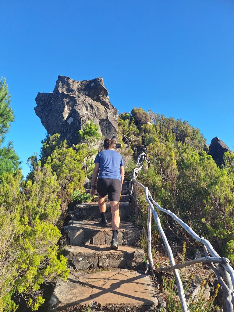 Kurz hoch zum Miradouro do Pico Redondo
