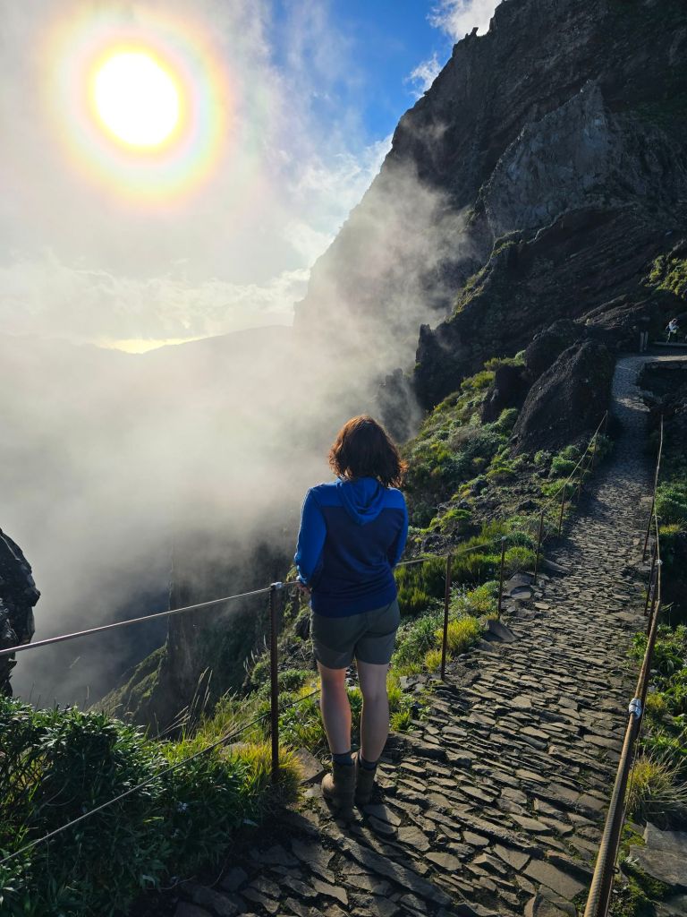 Die Sonne kommt immer wieder durch die Wolken