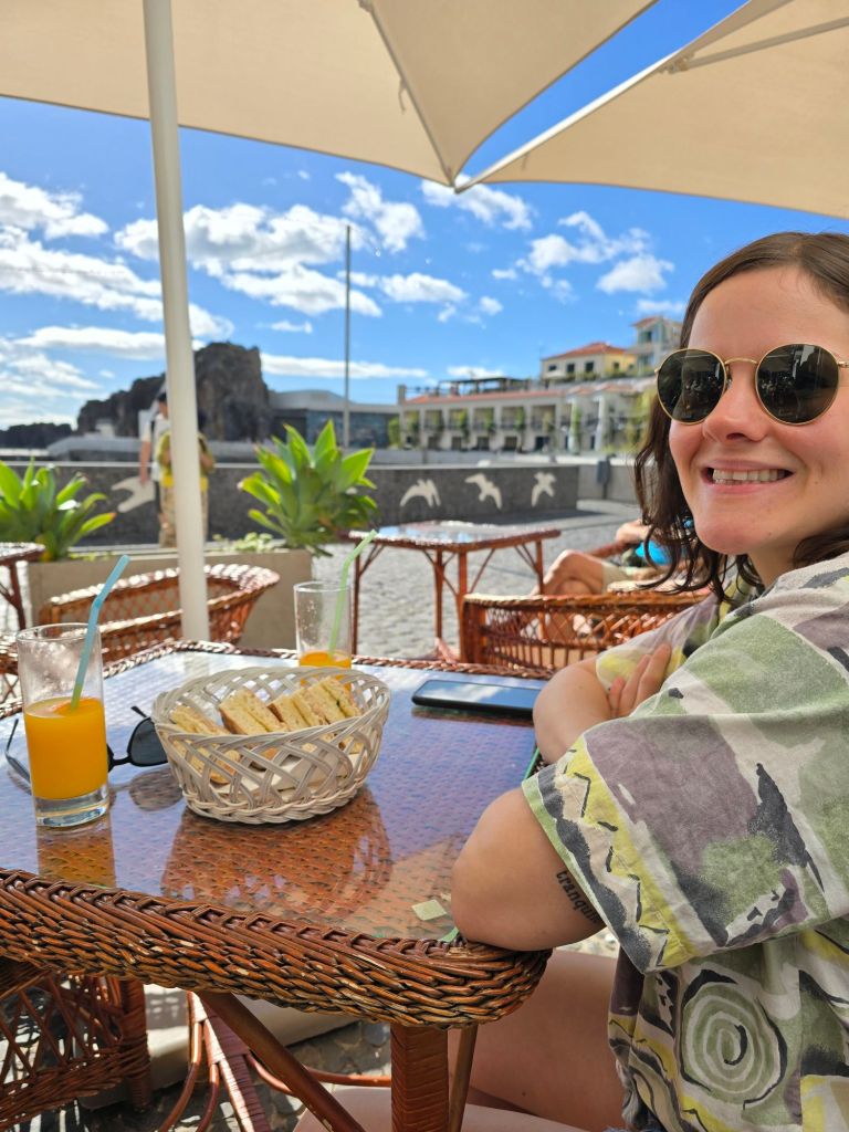 Frisch gepresster Orangensaft und Bolo de Caco zum Abschluss