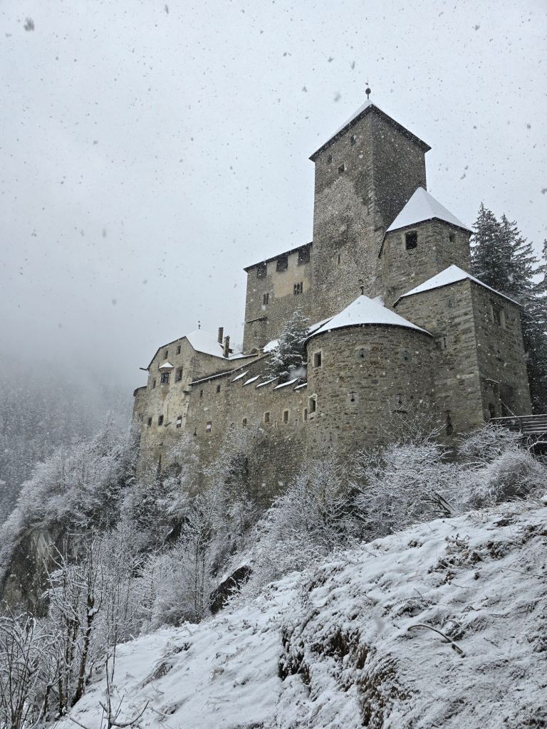 Die winterliche Burg Taufers