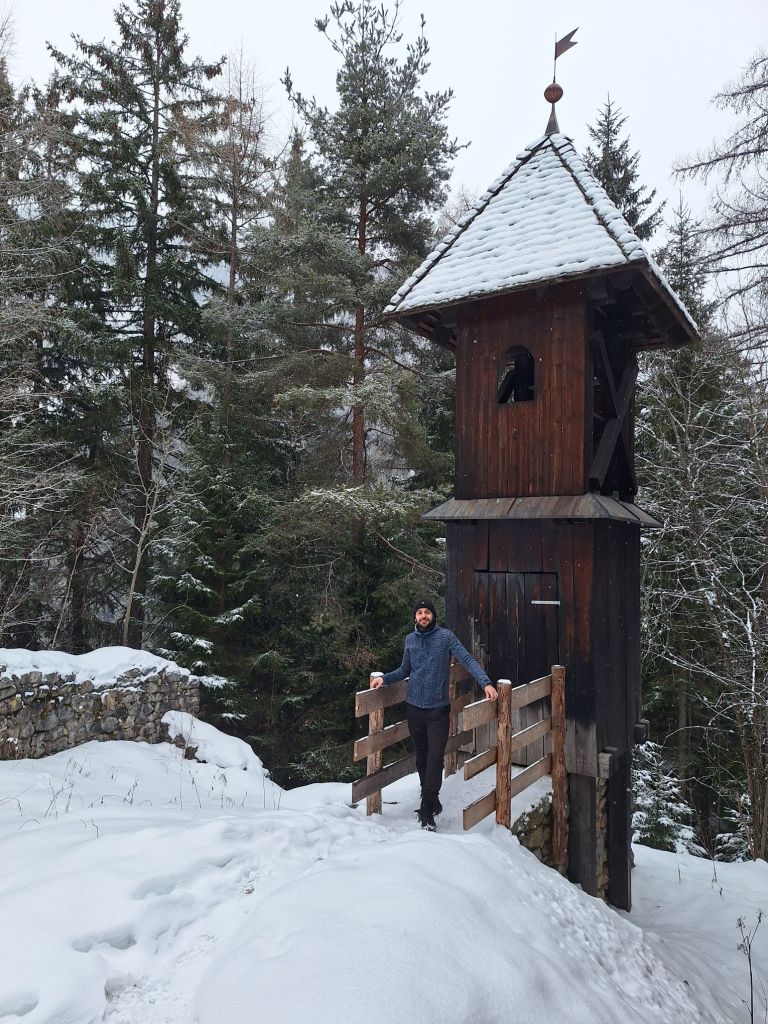 Einen Glockenturm gibts sogar auch 😃