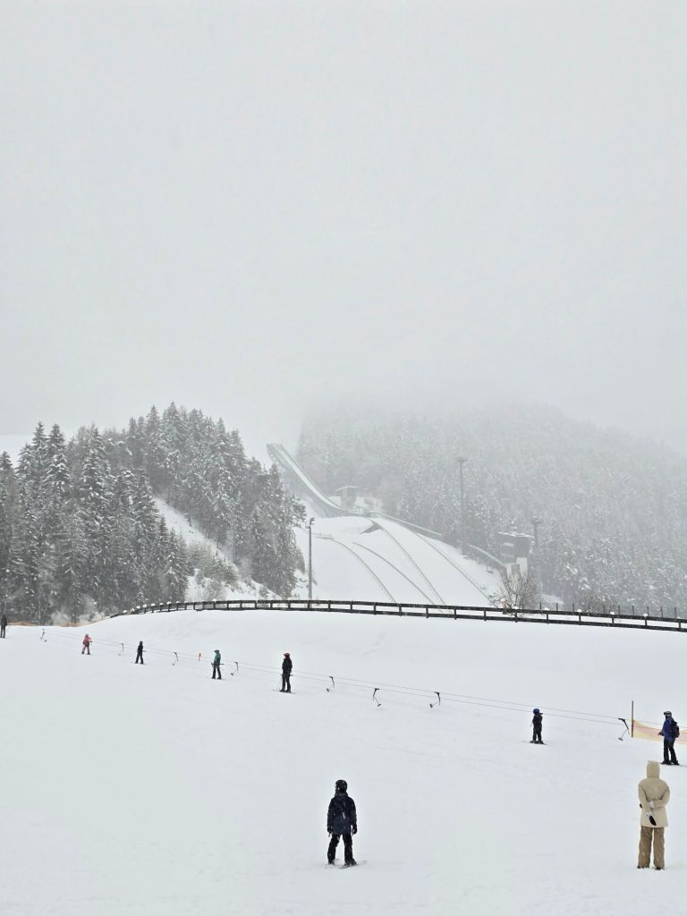 Einen verschneiten Blick auf die Schanze gibt es auch noch