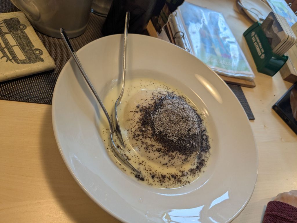 Erstmal einen Germknödel schnabulieren